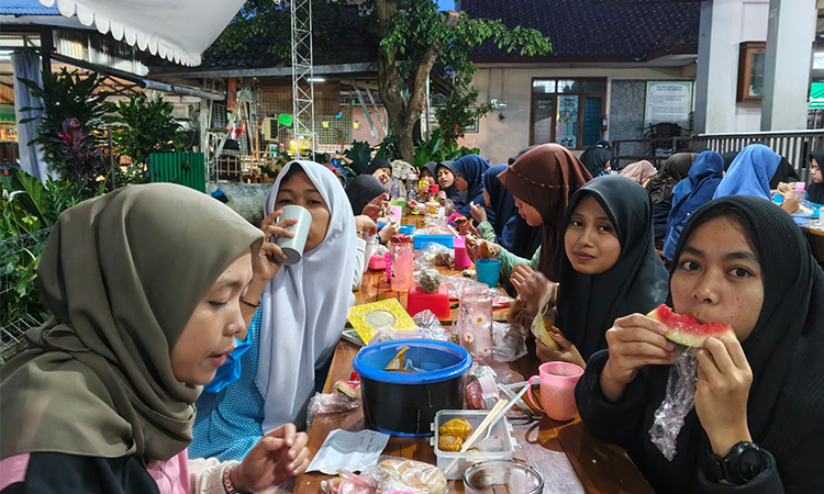 Suasana Buka Puasa di Panti Asuhan Puteri Sartika