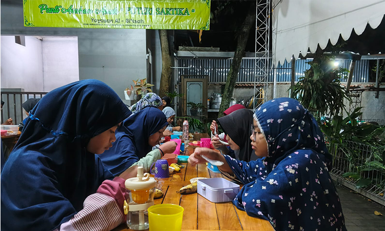 Suasana Sahur di Panti Asuhan Menghidupkan Harapan
